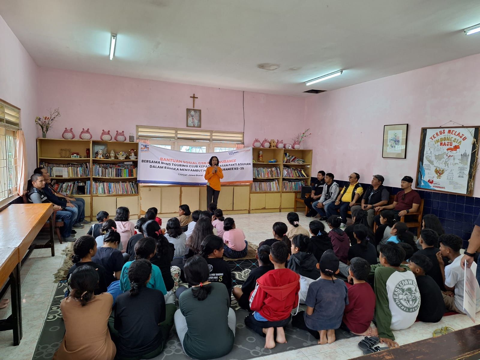 Pemberian bantuan dari BRI Insurance kepada yayasan di Cianjur.