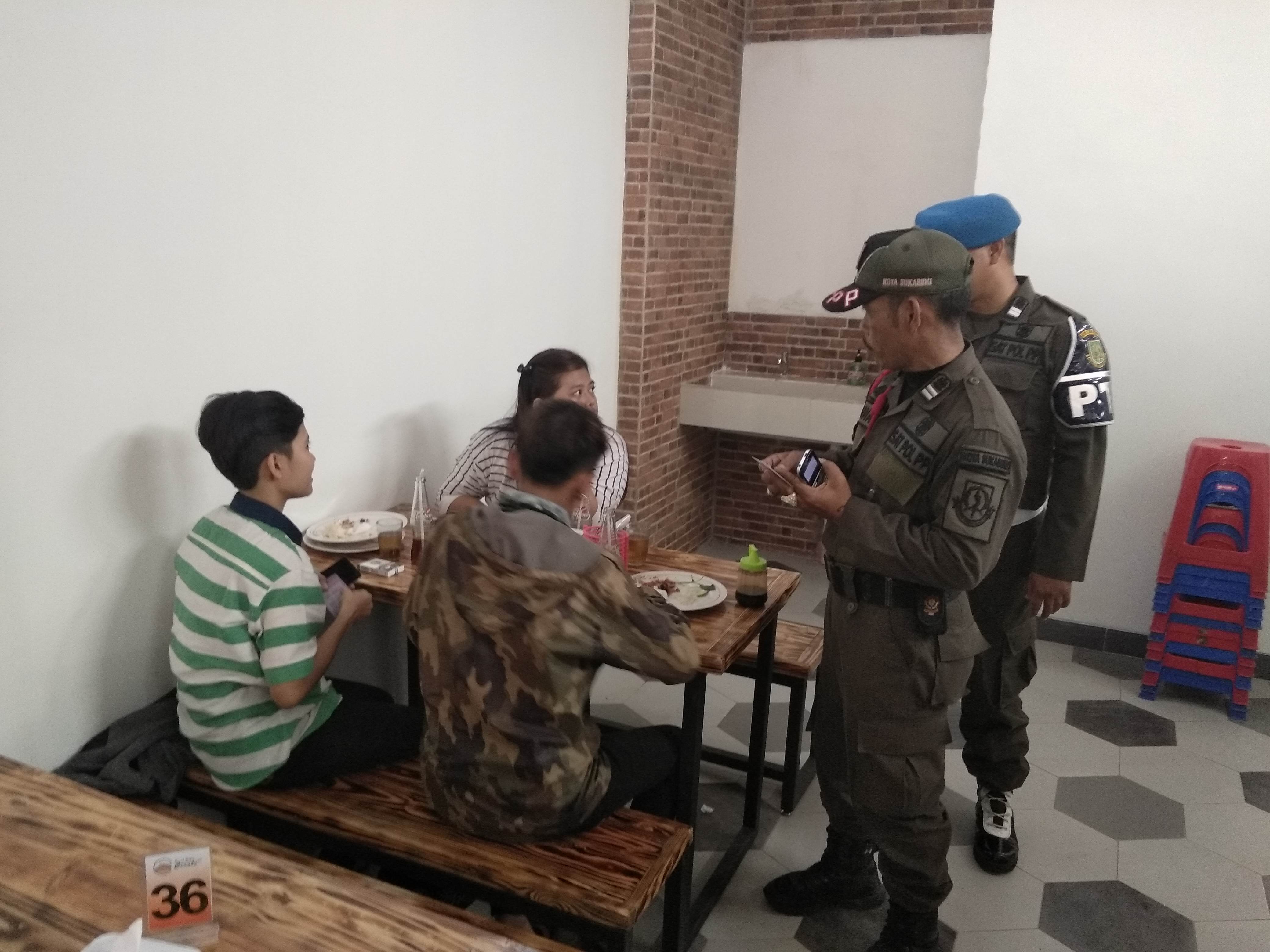 Tim Patroli Kota Sukabumi mendatangi rumah makan yang buka saat Ramadan