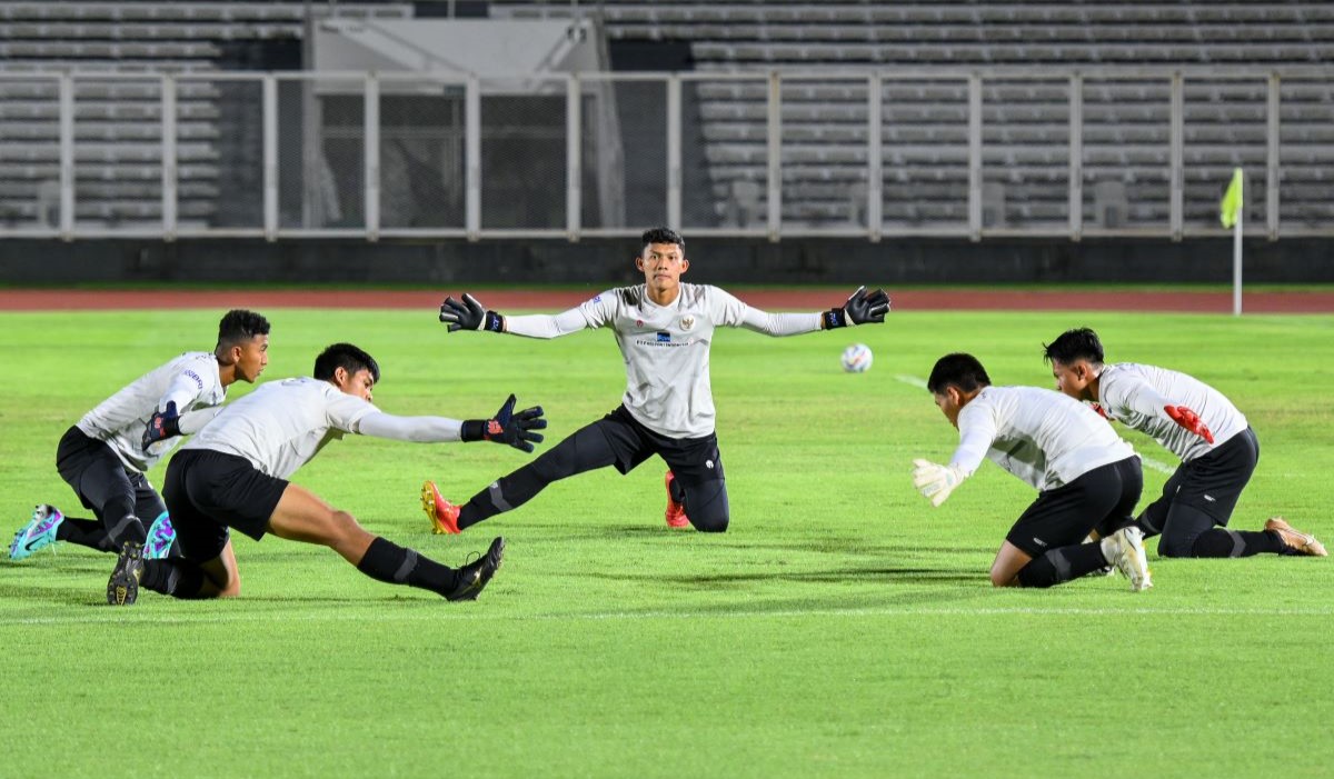 Sejumlah penjaga gawang Tim Nasional Indonesia U-20 mengikuti sesi latihan di Stadion Madya Gelora Bung Karno 