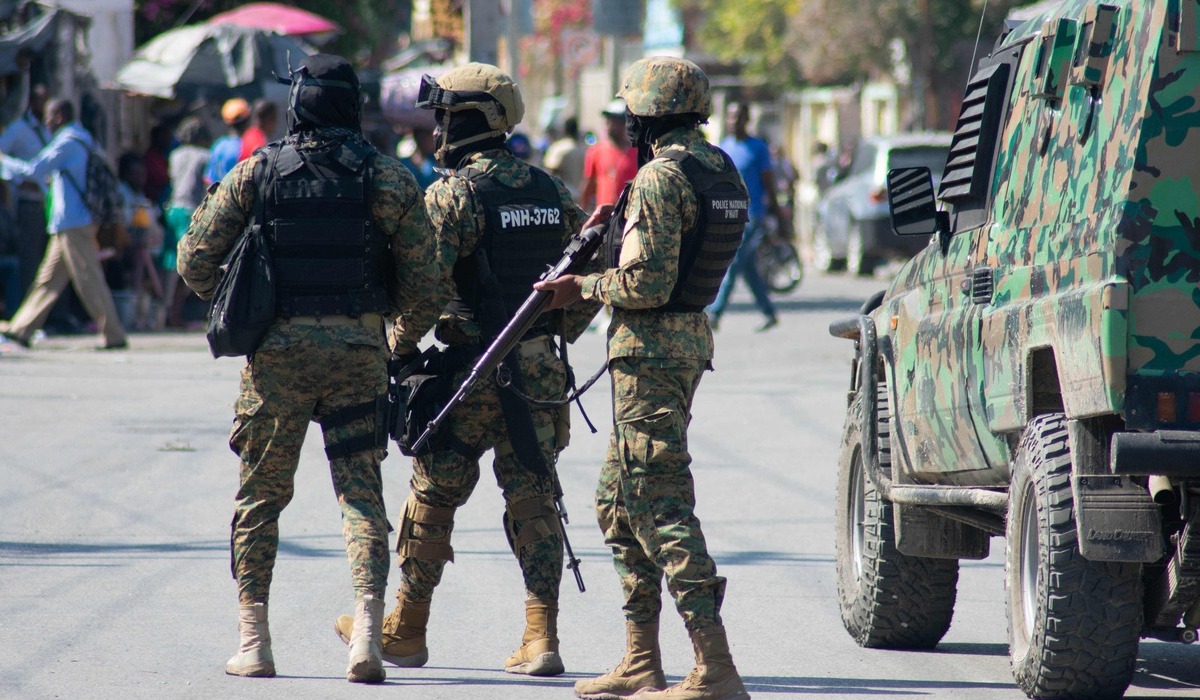 Polisi di Kota Port-au-Prince, Haiti, berpatroli mencegah aksi kekerasan geng bersenjata di san.