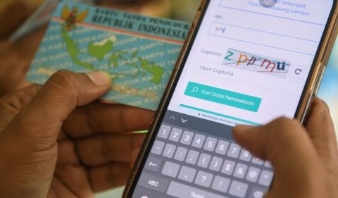 Warga mengecek nomor induk kependudukan (NIK) melalui laman datawarga-dukcapil.jakarta.go.id dengan ponselnya di Jakarta, Senin (26/2/2024).