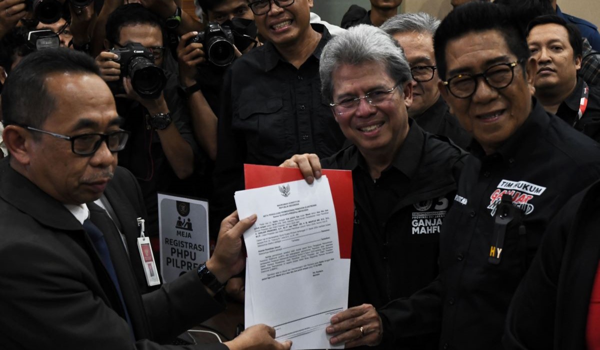 Deputi Hukum Tim Pemenangan Nasional (TPN) Ganjar-Mahfud MD, Todung Mulya Lubis (kedua kanan) didampingi Henry Yosodiningrat (kanan)