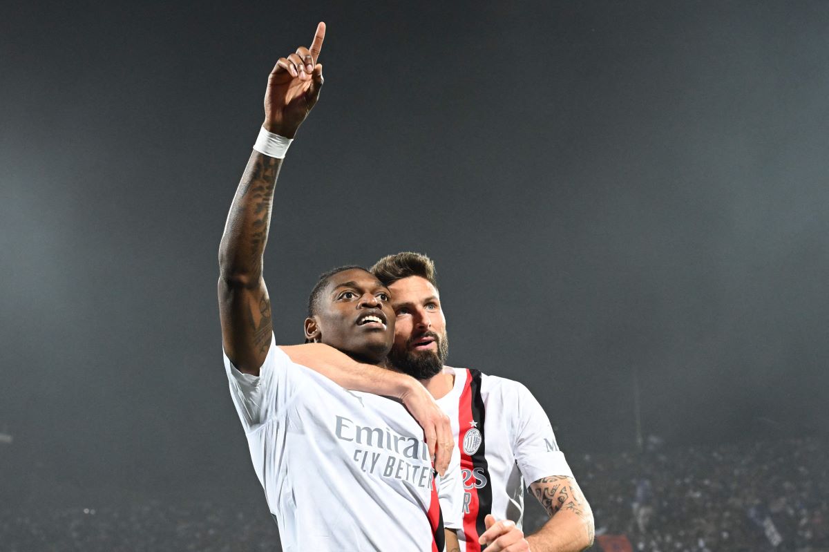 Rafael Leao dan Olivier Giroud merayakan gol ke gawang Fiorentina.