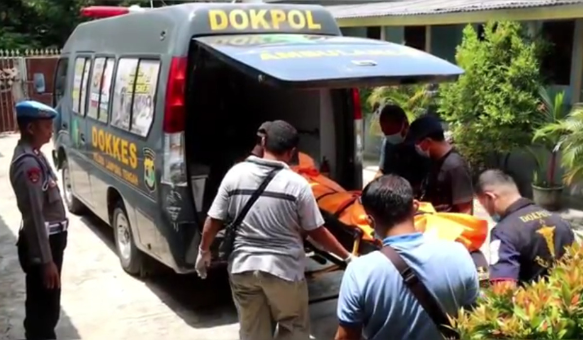Proses evakuasi jasad anggota polisi Lampung Tengah yang dibunuh remaja di sebuah hotel.