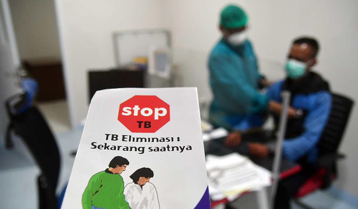 Dokter memeriksa pasien penyakit Tuberkulosis (Tb).
