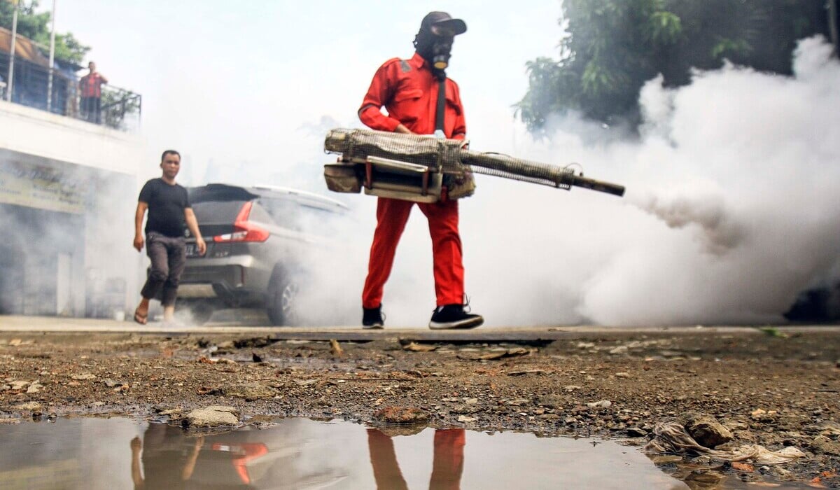 Petugas melakukan pengasapan (fogging) di permukiman warga di kawasan Cibubur, Jakarta Timur.