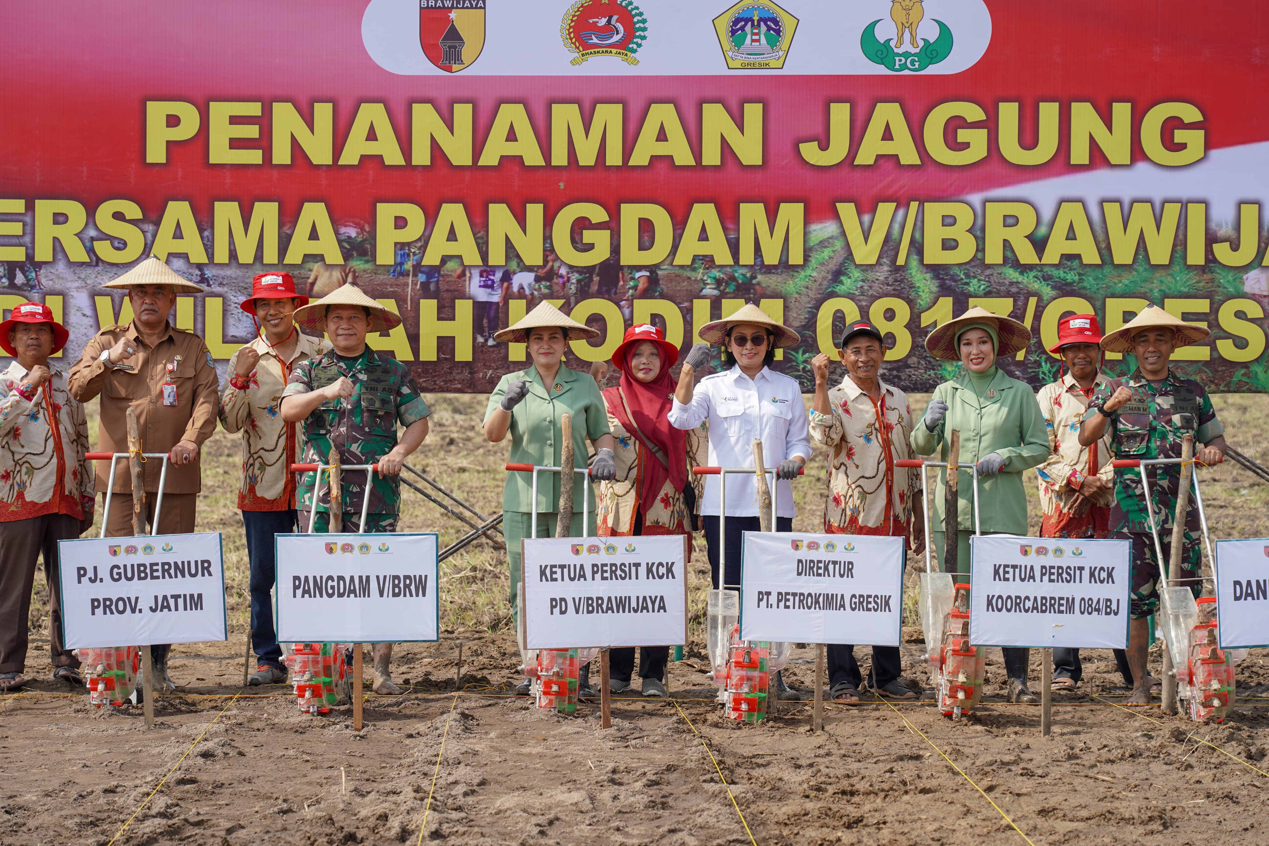 Pangdam V Brawijaya Mayjen TNI Rafael Granada Bay bersama ketua Persit KCK Daerah V/Brawijaya memimpin tanam jagung dan padi. 