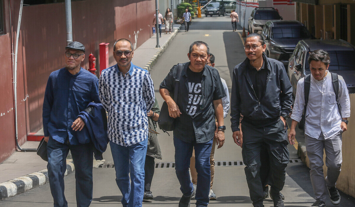 Para mantan petinggi KPK menyerahkan surat kepada Kapolri terkait lambatnya proses hukum terhadap Firli Bahuri di Bareskrim Mabes Polri.