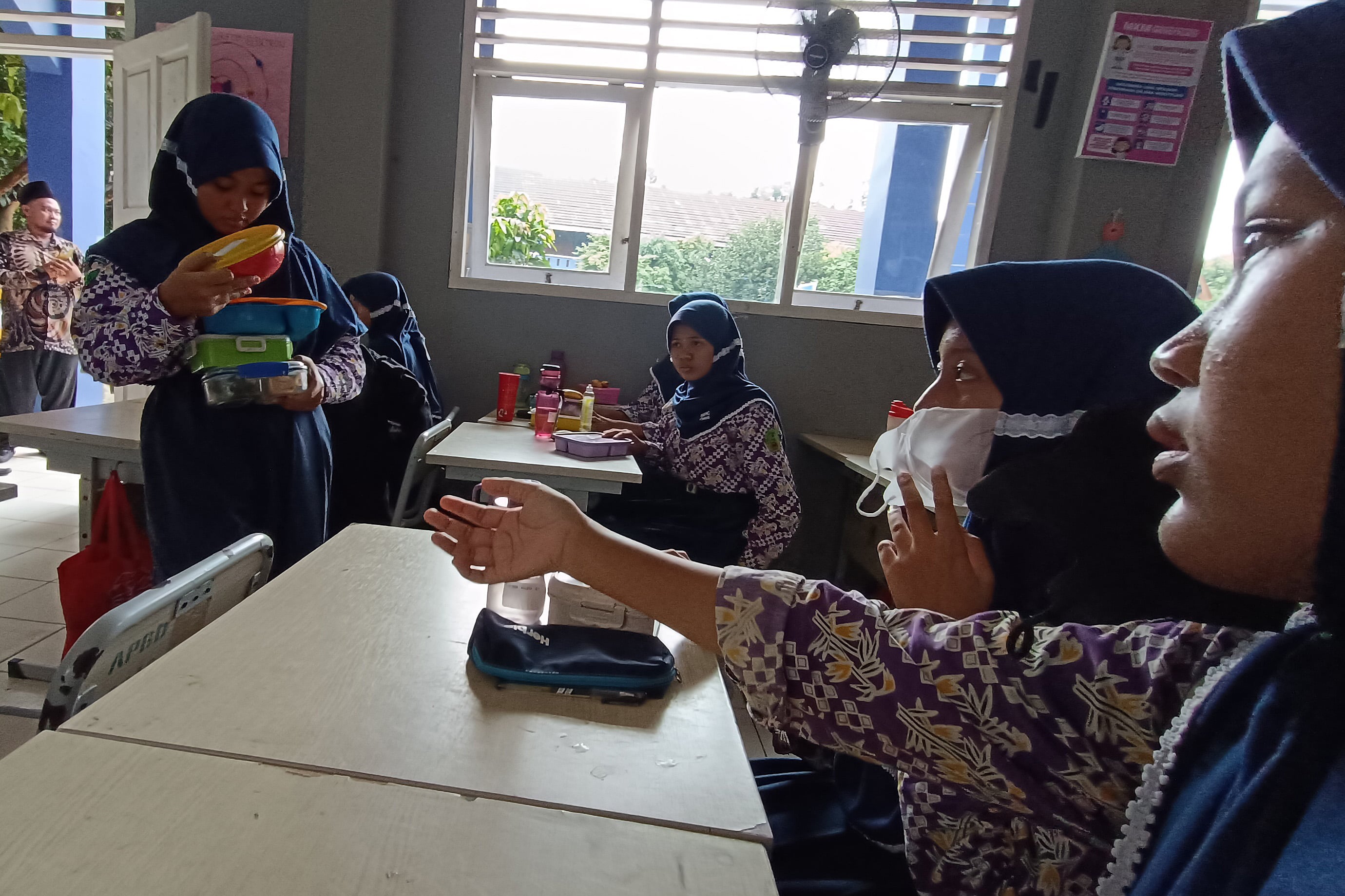 Perwakilan kelas membagikan kotak makan simulasi makan siang gratis di SMP Negeri 2 Curug, Tangerang, Banten, Kamis (29/2/2024)