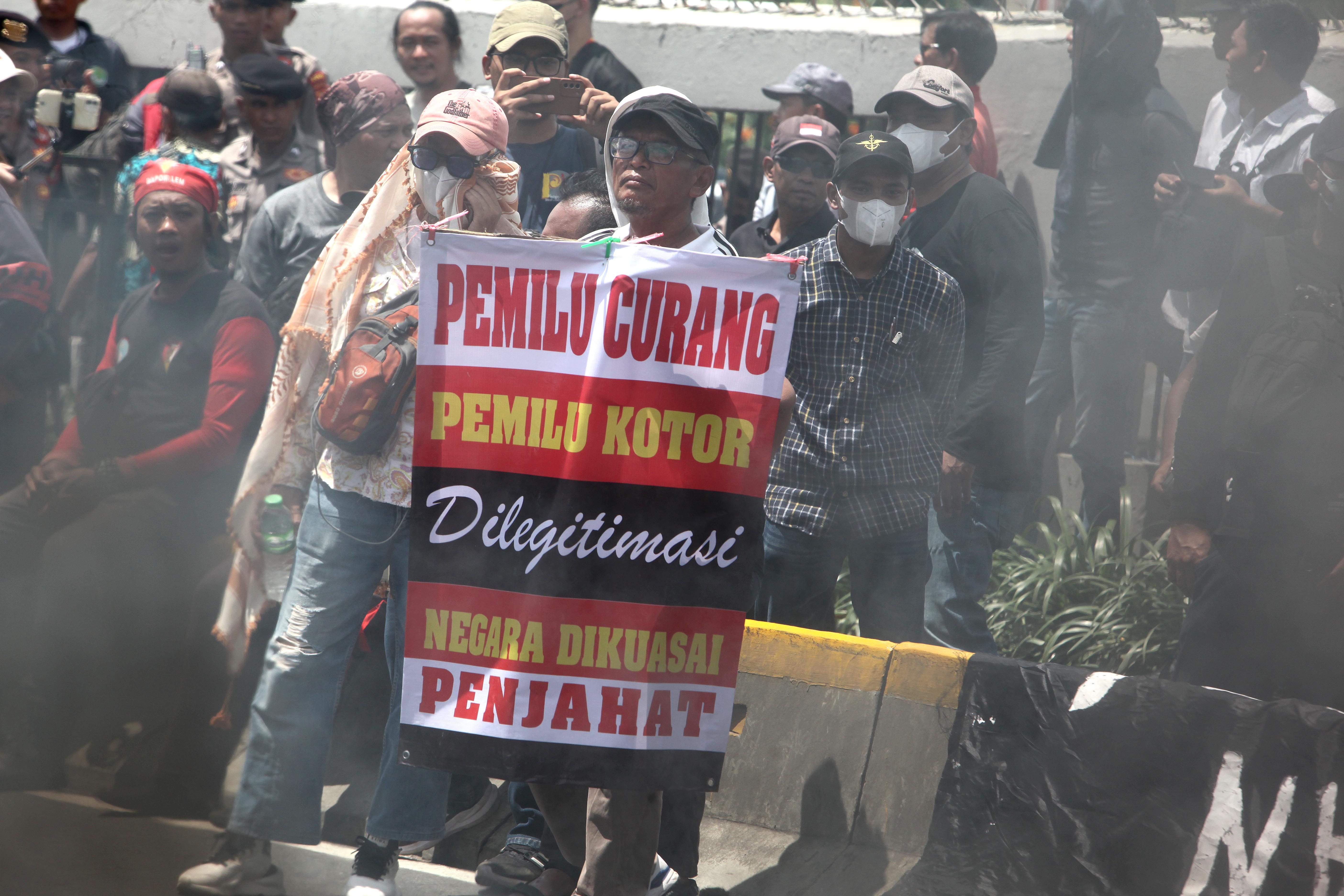 Massa membakar ban dalam aksi yang digelar di depan Gedung DPR, Kompleks Parlemen Senayan, Jakarta