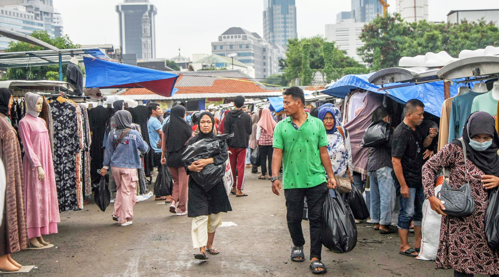 Masyarakat membeli kebutuhan baju mereka di Pasar Tasik Cideng.