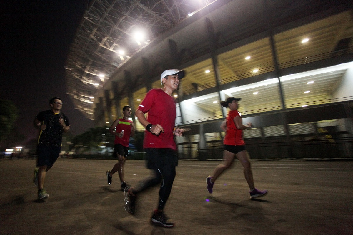 Warga sedang berlari di GBK di Malam hari