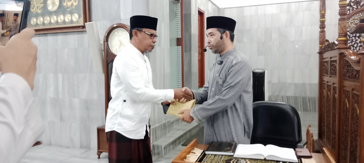 Inisiator Peduli Palestina Masjid Al-Falah Sigli, Pidie, Aceh, Teungku Amri Fatmi Anziz, menerima sumbangan untuk korban perang di Gaza