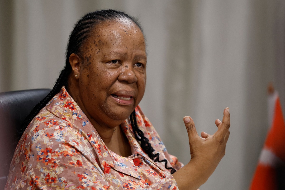 Naledi Pandor, menteri luar negeri Afrika Selatan, menuduh Israel memberikan preseden bagi para pemimpinnya untuk menentang pengadilan tingg