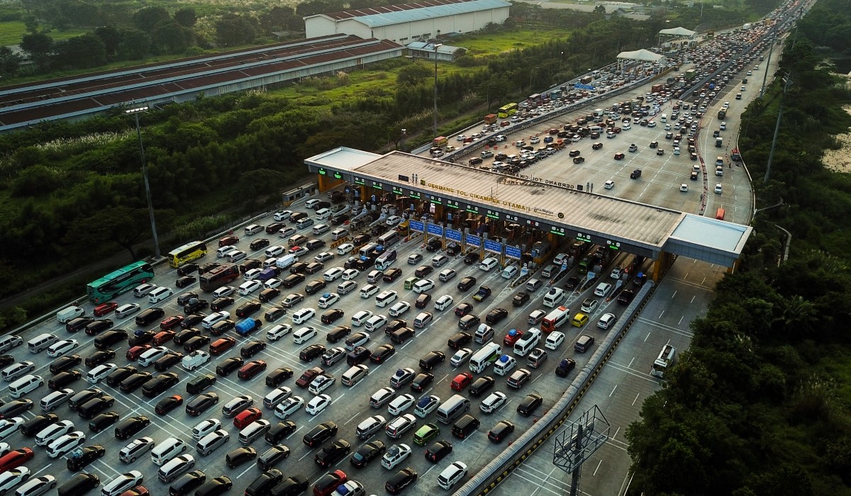 Ribuan kendaraan meninggalkan Jakarta