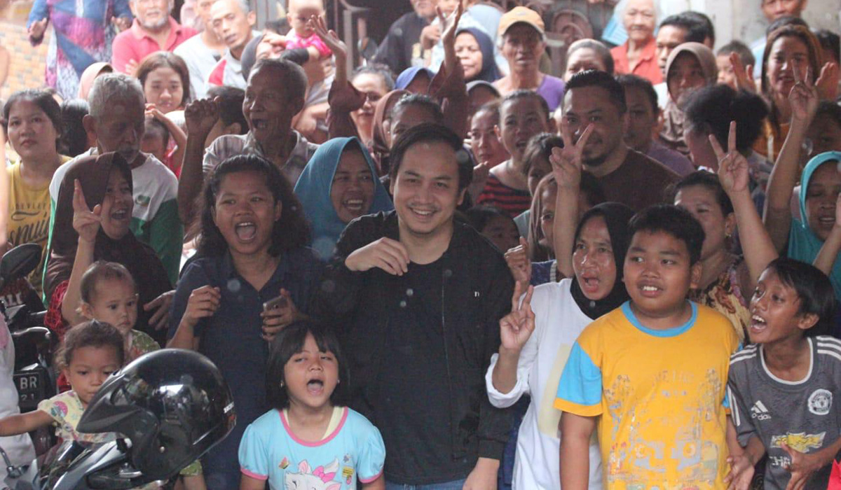 Aji Jaya Bintara (tengah) berfoto bersama warga Kota Bogor, Jawa Barat.