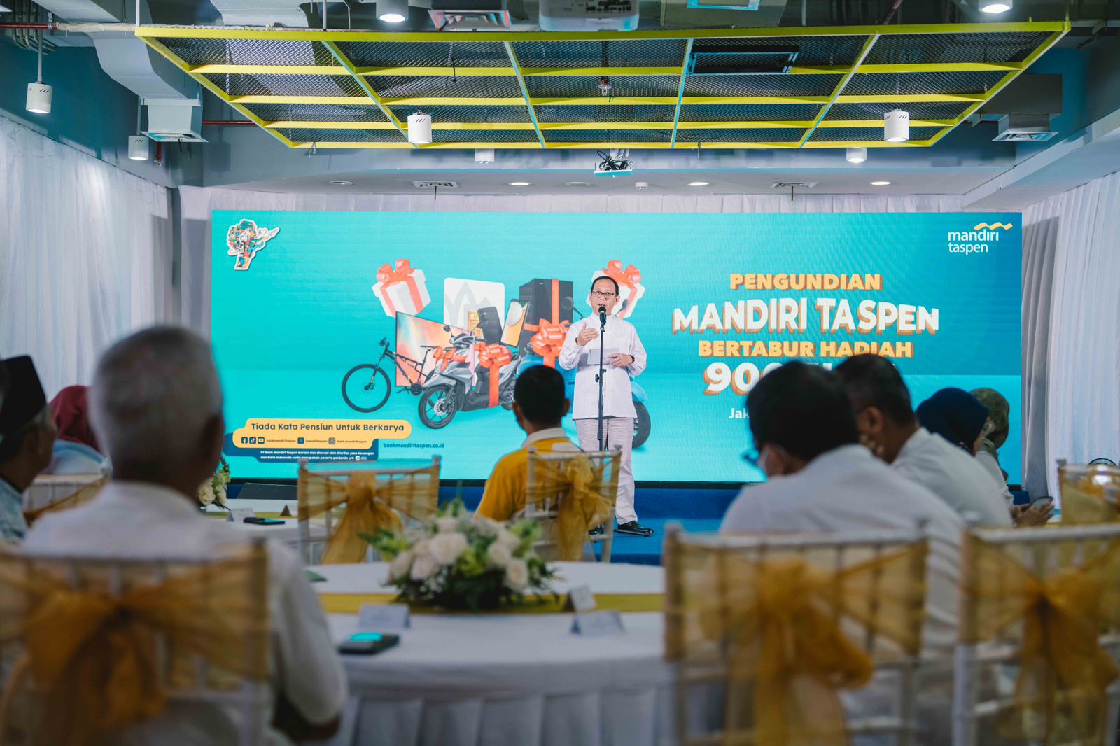 Dirut Bank Mandiri Taspen Elmamber P Sinaga saat acara pengundian pemenang 'Mandiri Taspen Bertabur Hadiah 900 Juta'.