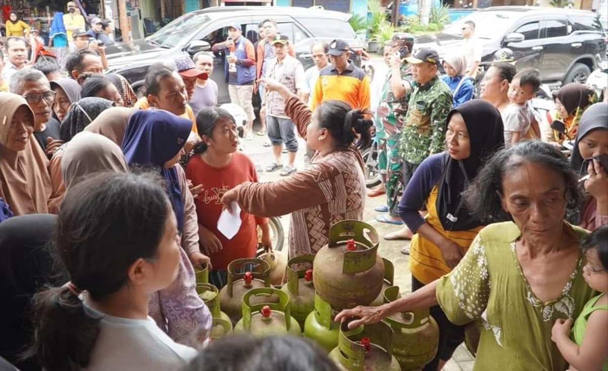 Kelangkaan gas elpiji ukuran 3 kilogram di berbagai daerah di Jawa Tengah, menyebabkan harga melonjak hingga Rp25.000-Rp50.000 per tabung