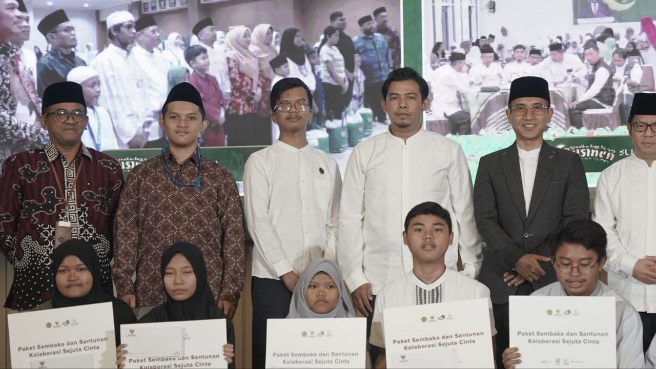 Pembagian bingkisan dalam Festival Ramadan yang digelar Kementerian Agama, Baznas dan Badan Amil Zakat.