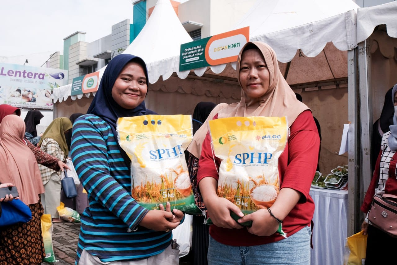Warga membeli beras murah pada Gerakan Pangan Murah di Bandung