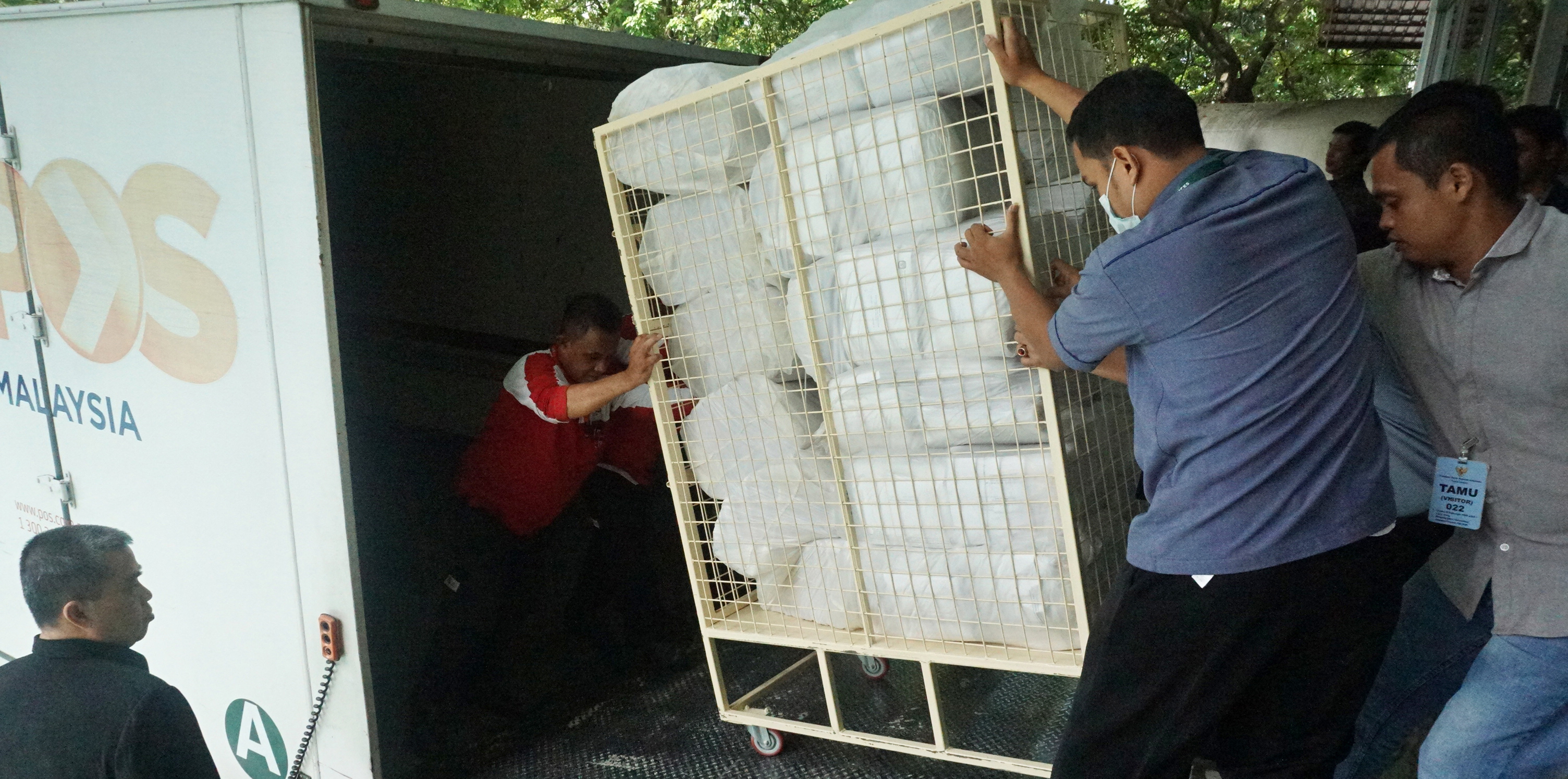 Tim Asistensi Panitia Pemilihan Luar Negeri (PPLN) Kuala Lumpur mendorong gerobak berisi surat suara untuk Pemungutan Suara Ulang (PSU) 