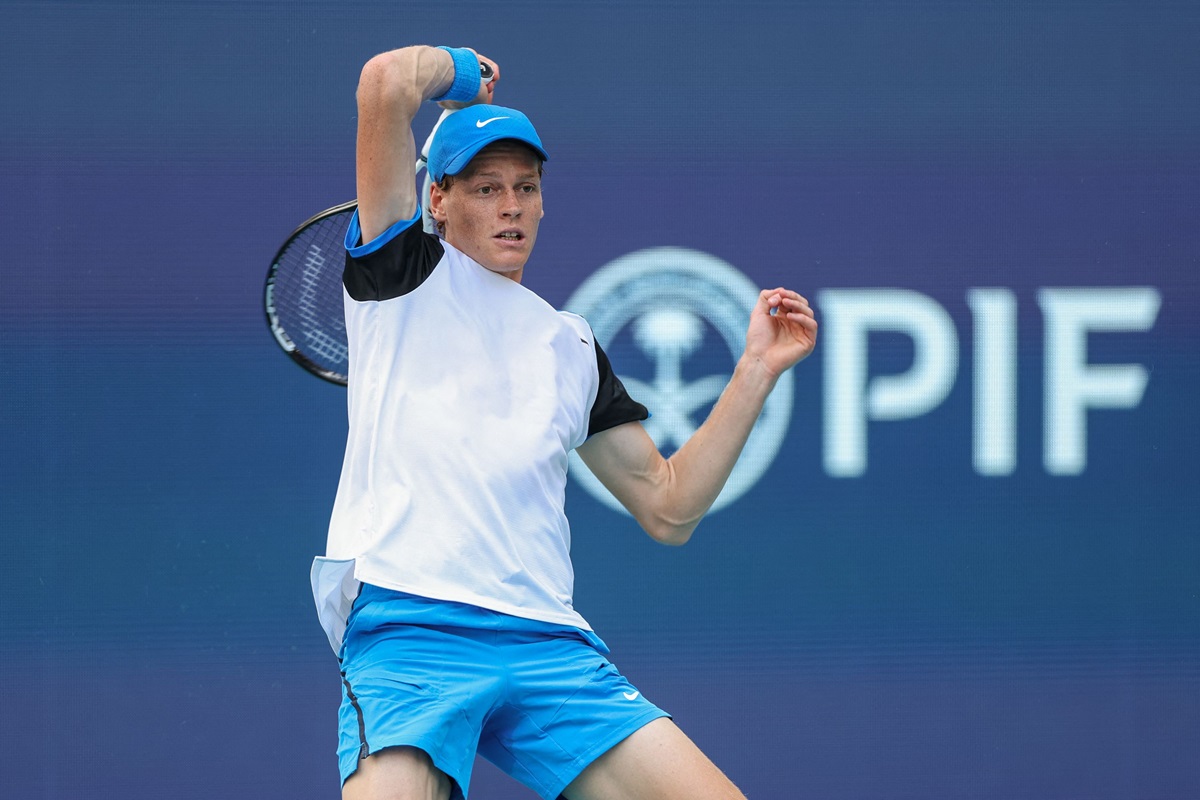 Jannik Sinner, petenis Italia, menghancurkan Daniil Medvedev dengan skor 6-1, 6-2 dalam waktu 69 menit guna mencapai final ATP Miami Terbuka
