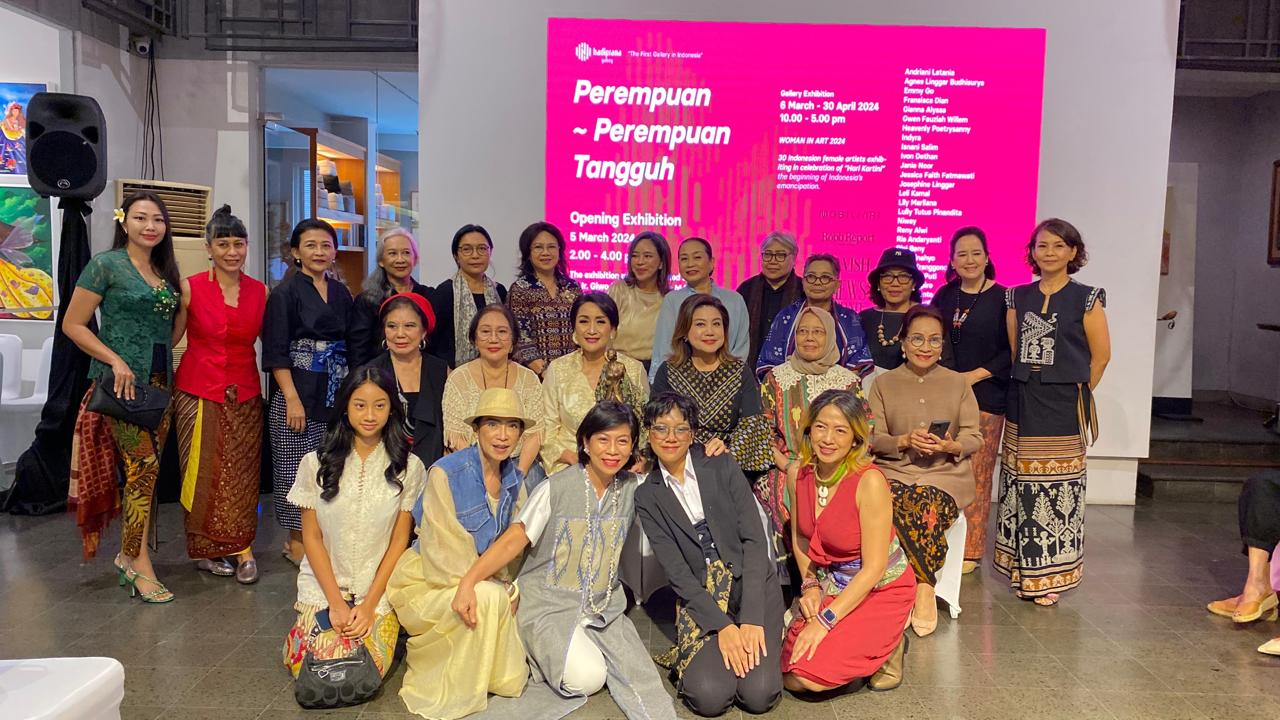 Pameran lukisan karya pelukis perempuan digelar untuk menyambut Hari Kartini.