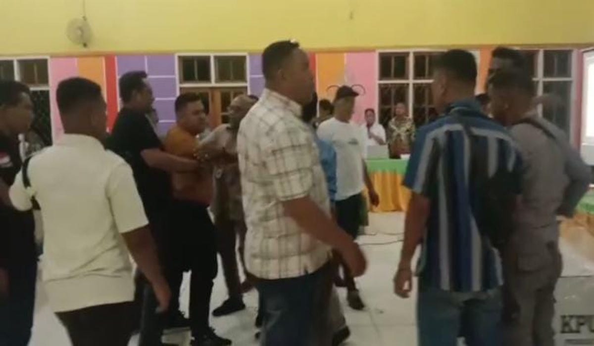 Rekapitulasi suara di Larantuka berlangsung ricuh