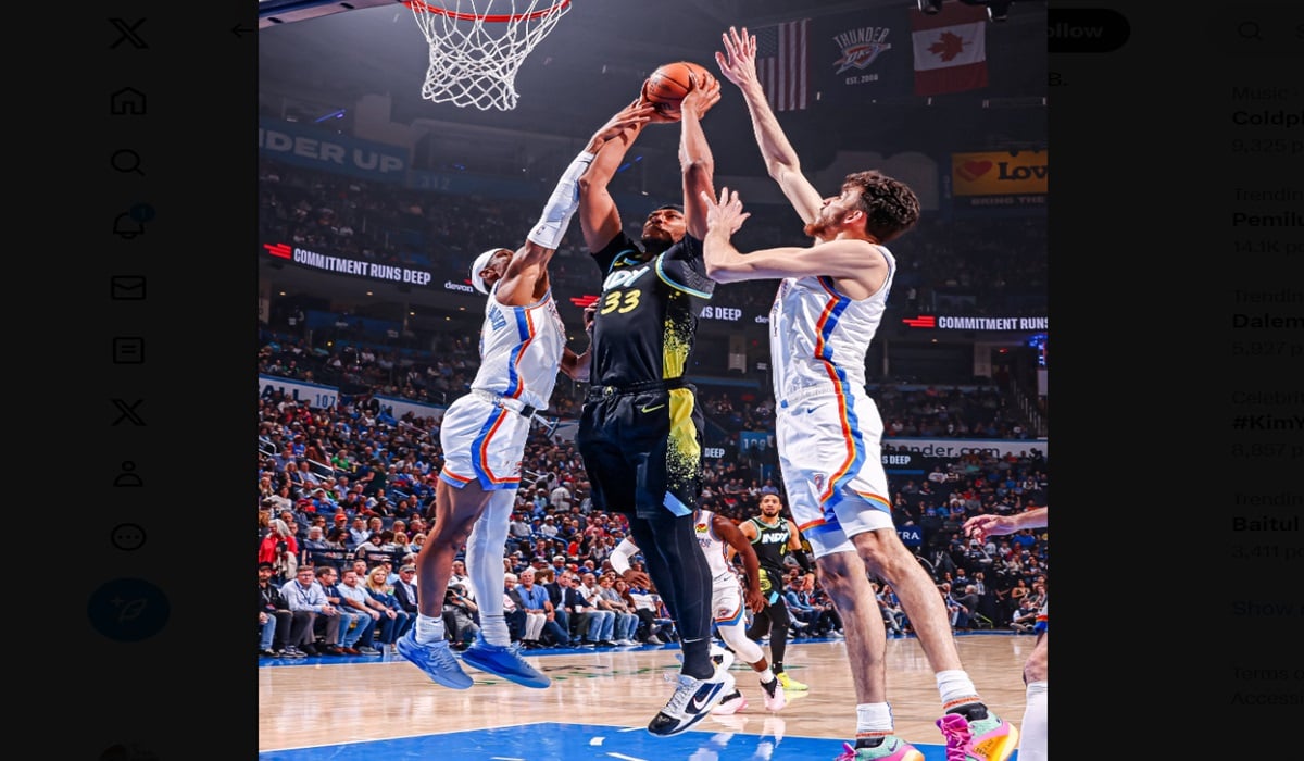 Pemain Indiana Pacers Myles Turner (tengah) berusaha melakukan slam dunk di laga NBA melawan Oklahoma City Thunder.