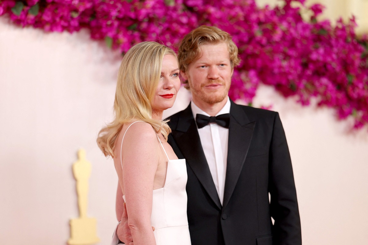 Aktris Kirsten Dunst hampir mengalami kejatuhan di karpet merah Oscar 2024 ketika berpose dengan suaminya, Jesse Plemons. 