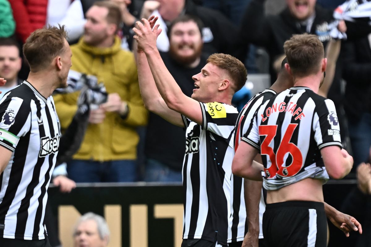 Pemain Newcastle United Harvey Barnes merayakan gol ke gawang West Ham.