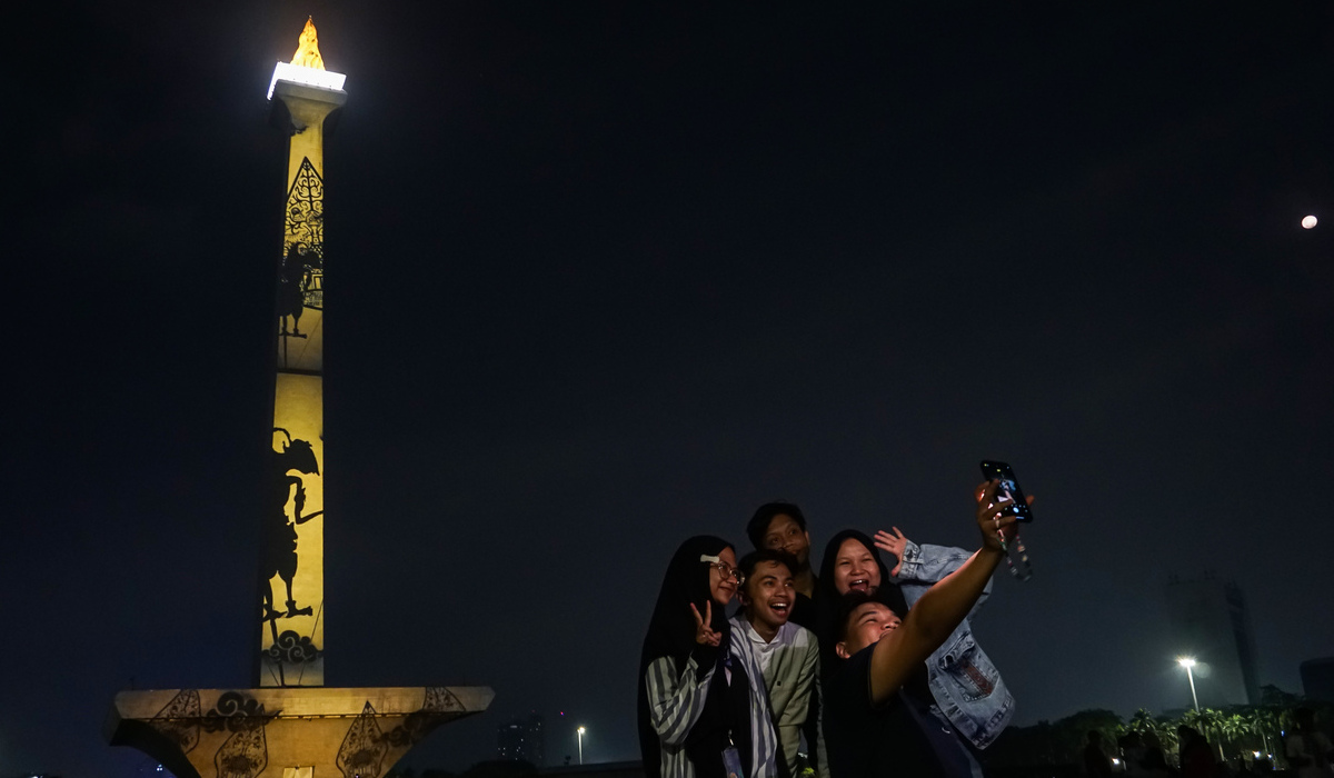Pengunjung berswafoto di Monas, salah satu simbol Ibu Kota DKI Jakarta.