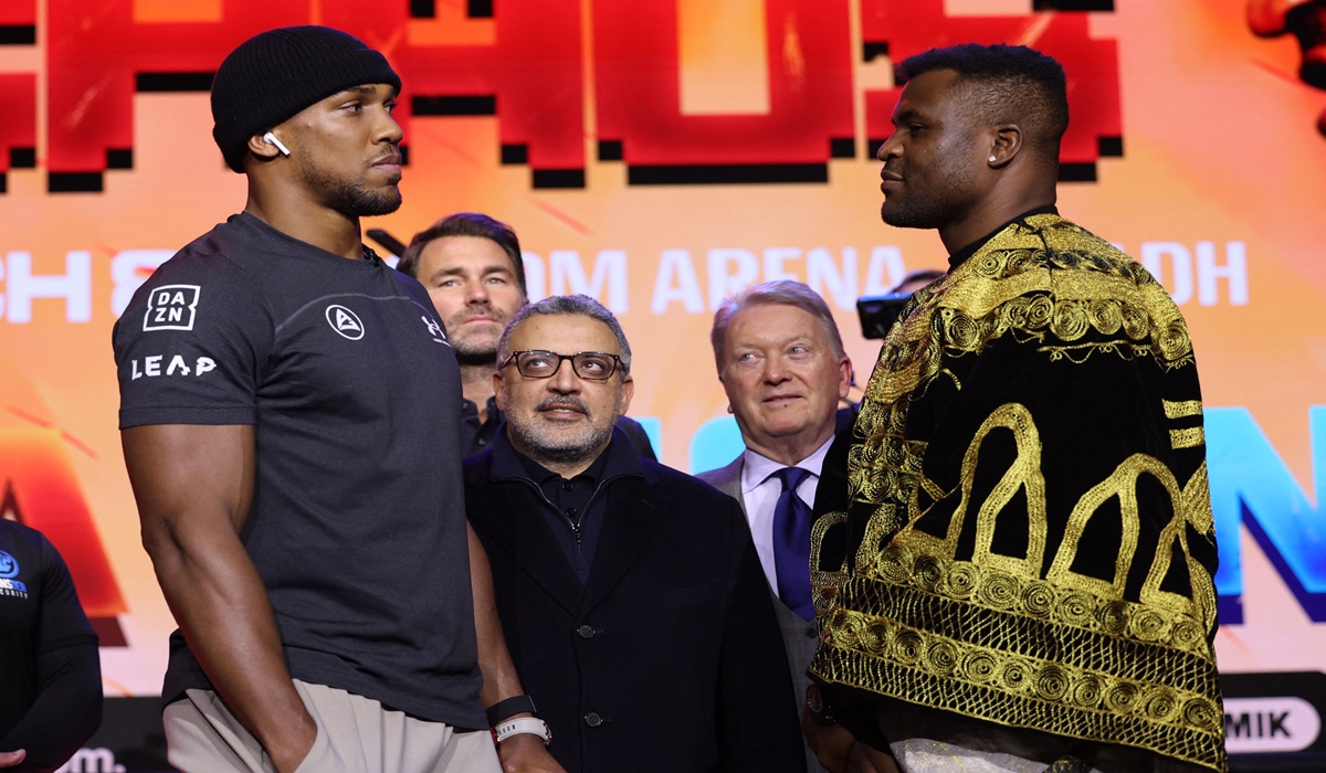 Petinju Inggris Anthony Joshua (kiri) berhadapan dengan Francis Ngannou