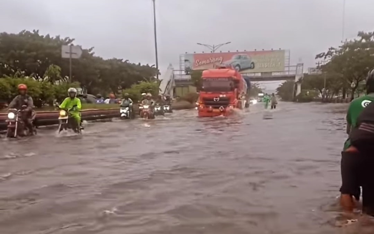 Banjir di Jalan Pantura di Kaligawe Raya mengakibatkan terganggunya transportasi hingga beberapa jam lamanya