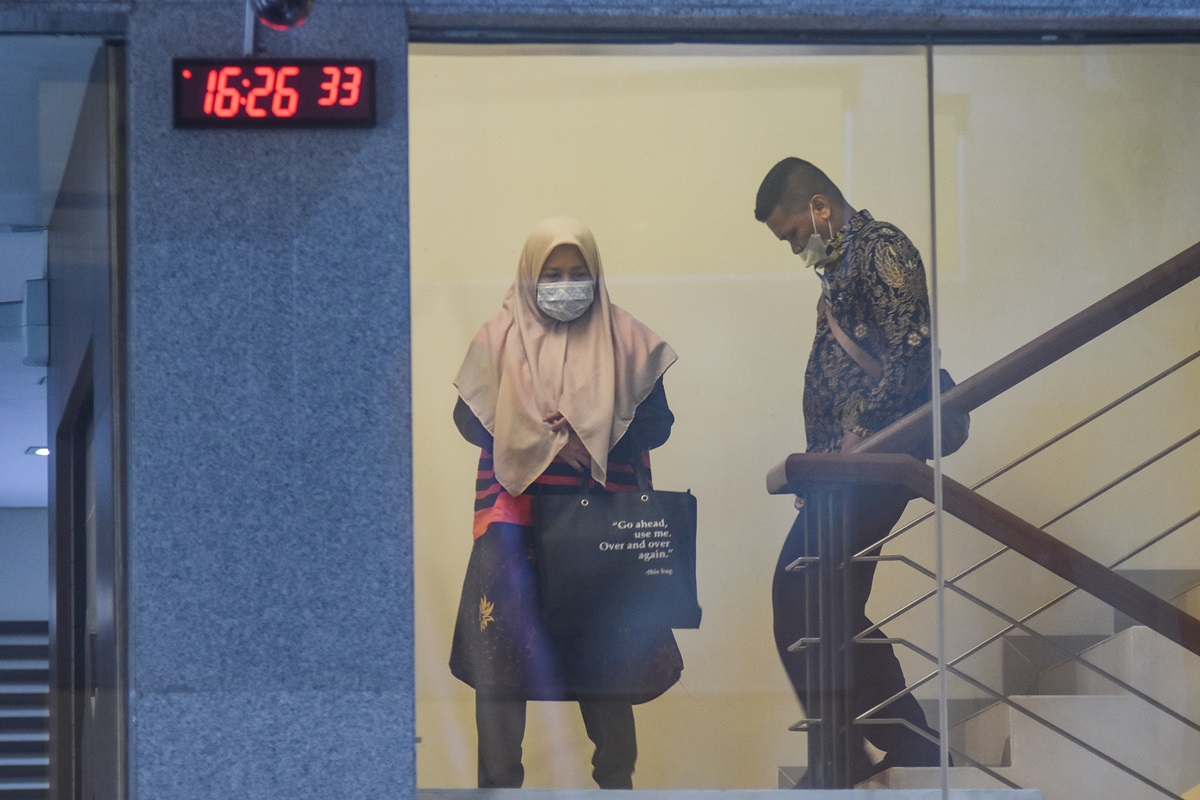 JPU pada KPK  menuntut mantan Kepala Badan Pengusahaan Kawasan Perdangangan Bebas dan Pelabupan Bebas (BP) Bintan Den Yealta 8 tahun penjara