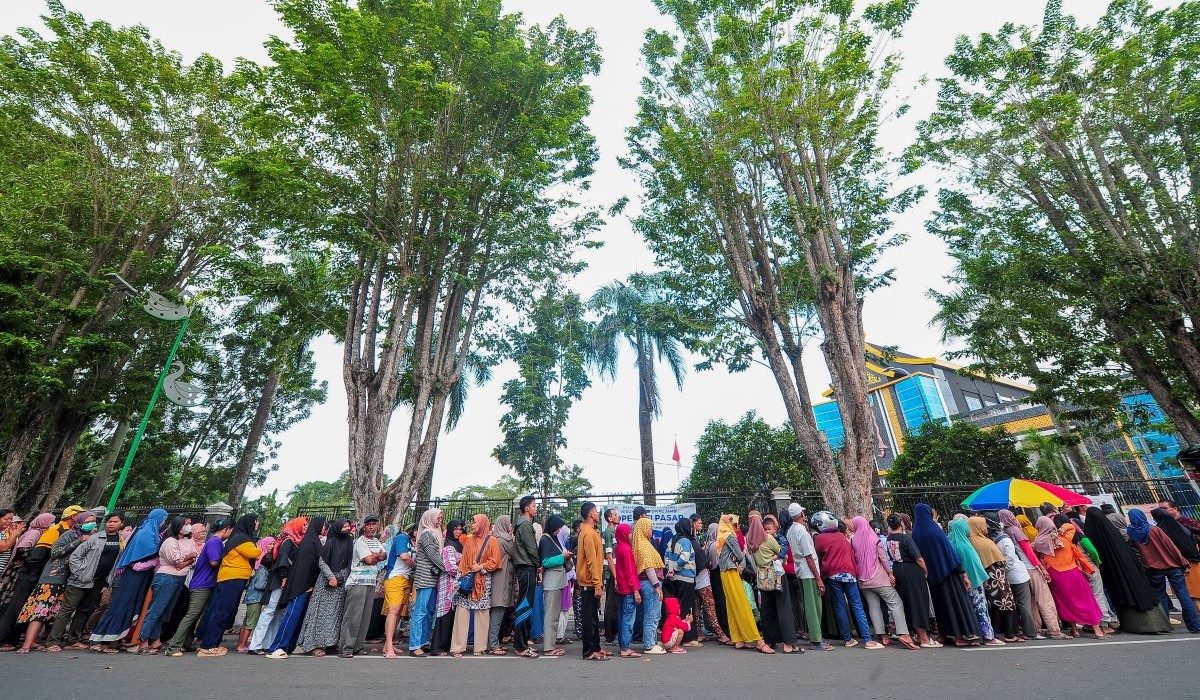 Ilustrasi: Warga mengantre untuk membeli beras saat operasi pasar di kawasan Tugu Keris Siginjai, Jambi, Sabtu (2/3/2024)