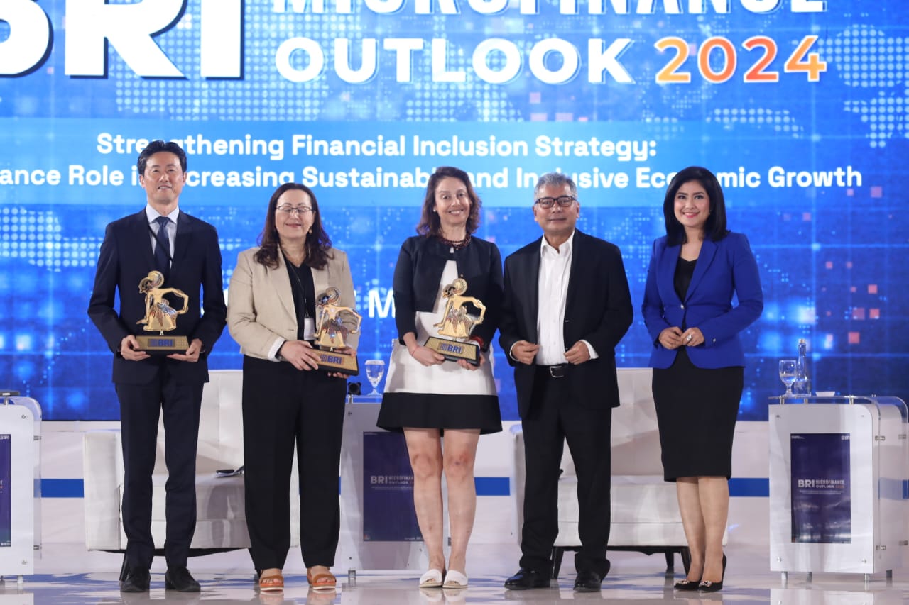 Direktur Utama BRI Sunarso (kedua dari kanan) dalam BRI Microfinance Outlook 2024.