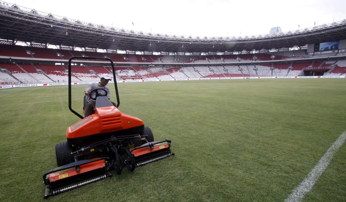 Ilustrasi: pekerja melakukan perawatan rumput Stadion Gelora Bung Karno (GBK) 