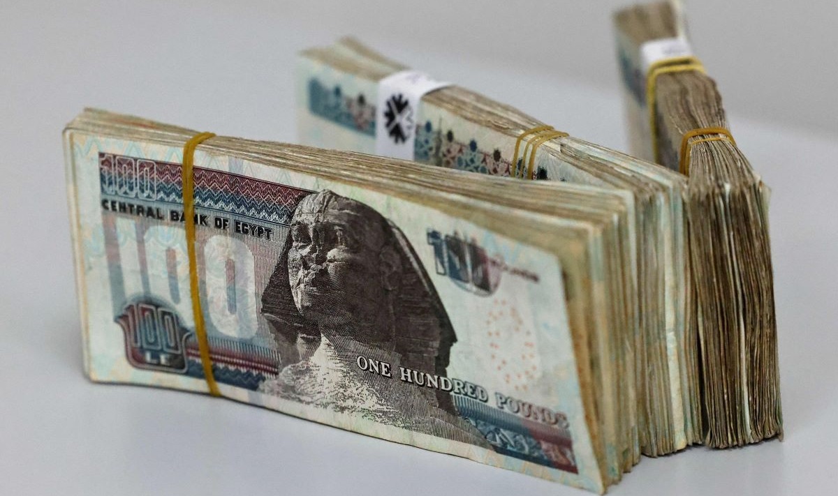 Uang kertas pound Mesir diletakkan di atas meja pada 6 Maret 2024 di Kairo.