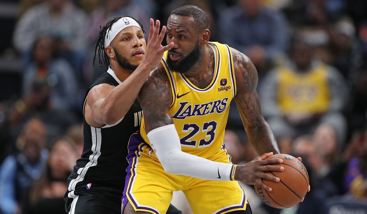 Lamar Stevens dari Memphis Grizzlies menjaga LeBron James dari Los Angeles Lakers 