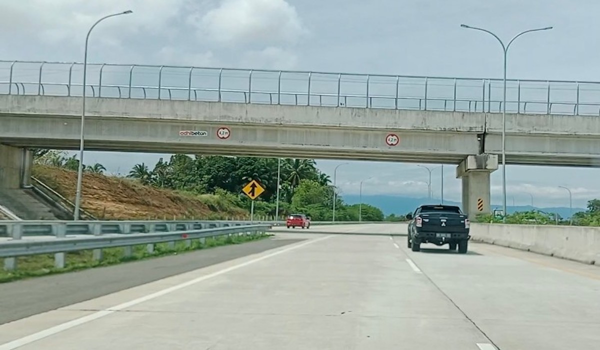 Parkir di bahu jalan