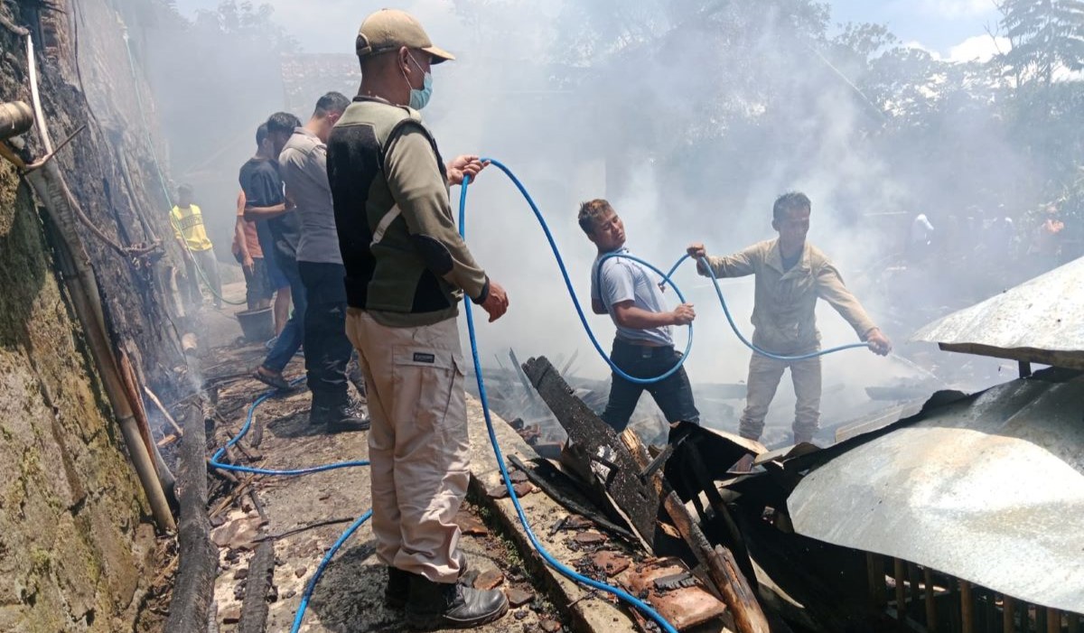 Petugas gabungan berupaya memadamkan kobaran api yang membakar 6 unitrumah di Garut