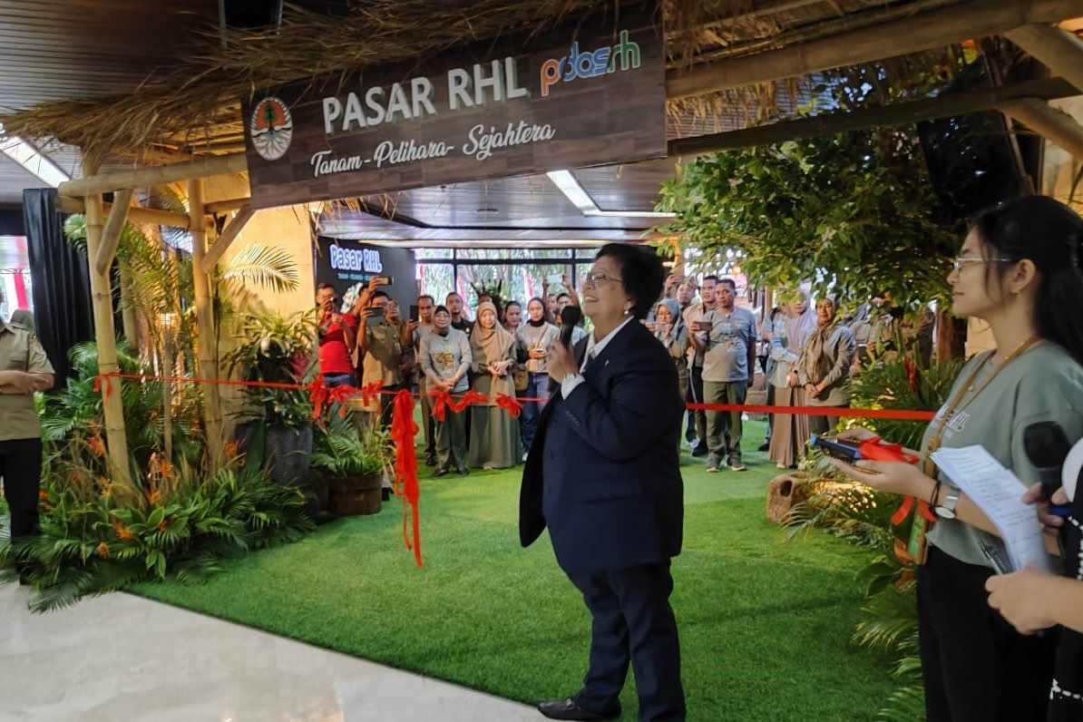 Menteri Lingkungan Hidup dan Kehutana Siti Nurbaya Bakar membuka Pasar RHL.