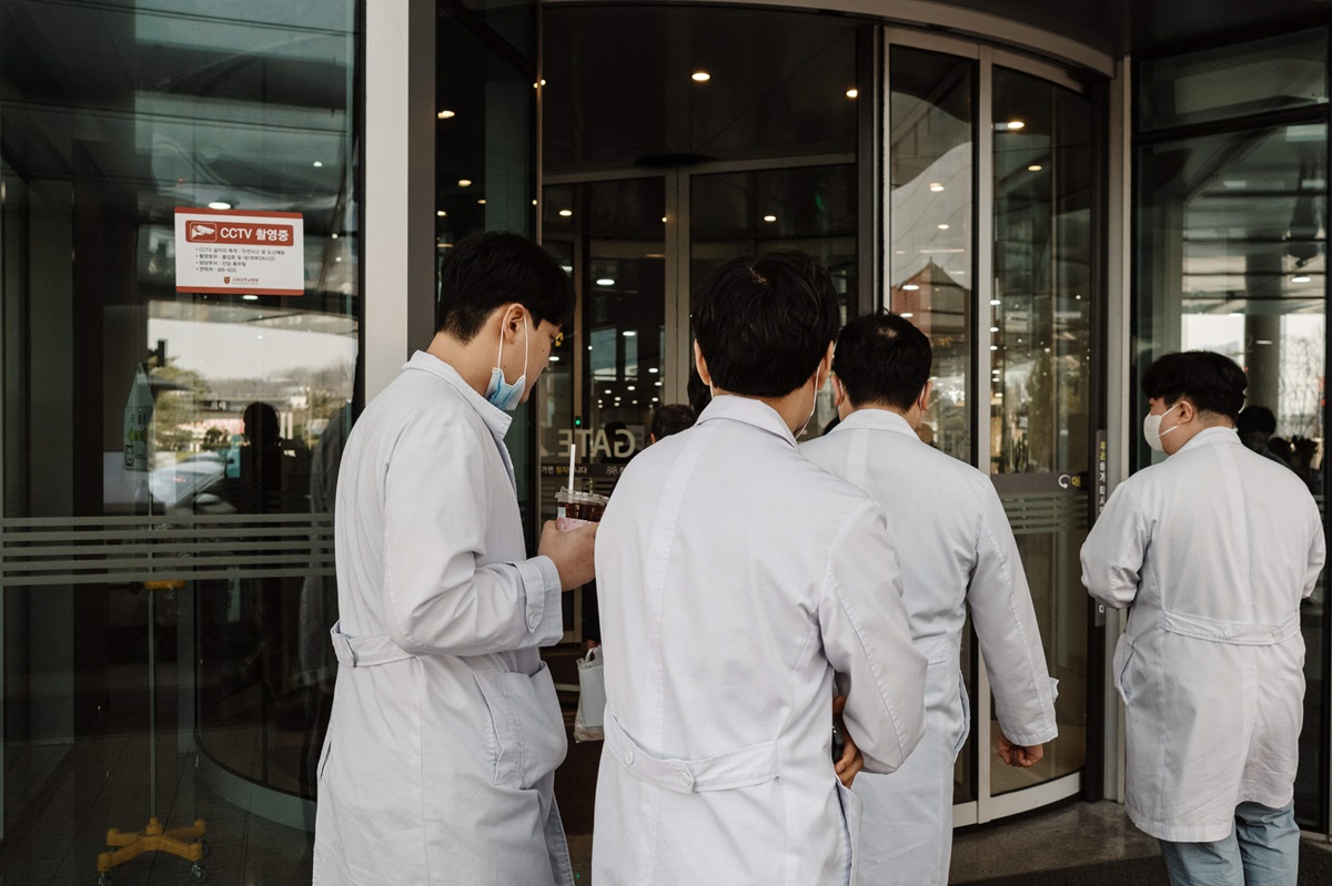 Korea Selatan telah menangguhkan lisensi medis dua dokter sebagai hukuman atas mogok selama sebulan. 