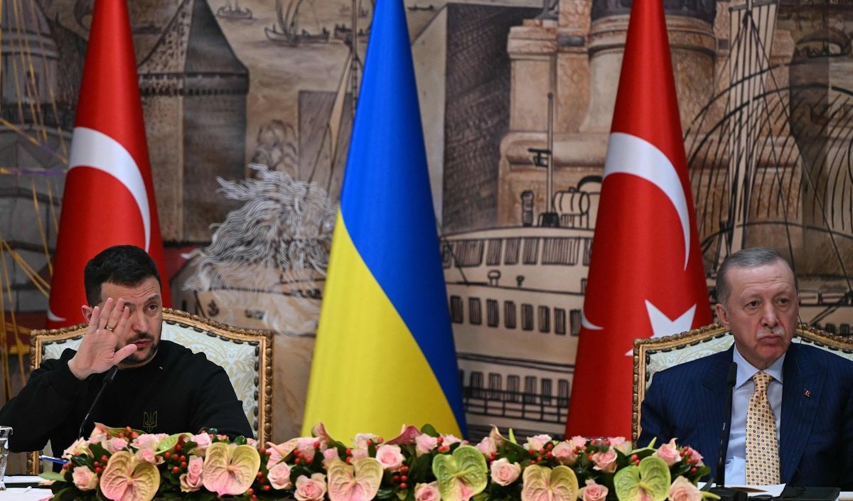 Presiden Turki Recep Tayyip Erdogan (kanan) dan Presiden Ukraina Volodymyr Zelensky menghadiri konferensi pers bersama di Istanbul.