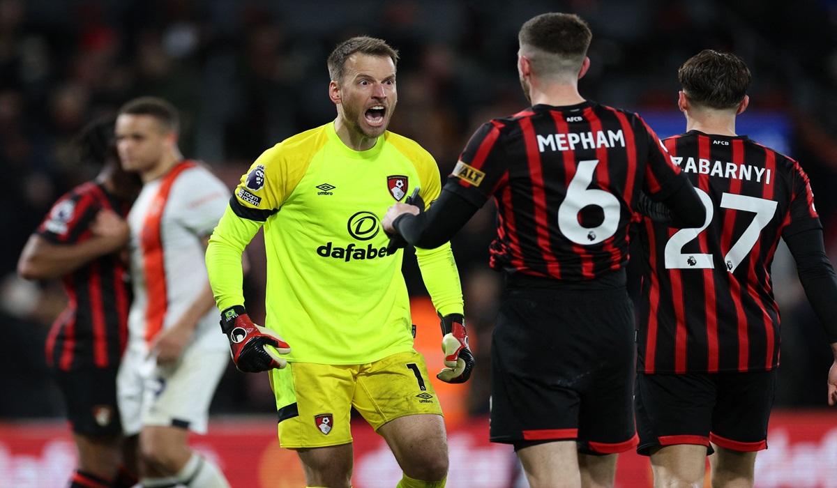 Penjaga gawang Bournemouth Neto bereaksi usai mengalahkan Luton Town di laga Liga Primer Inggris.