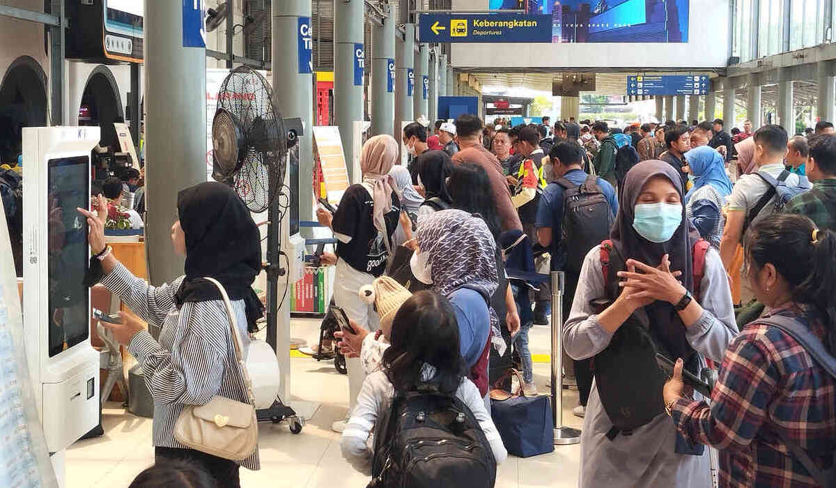 Calon penumpang kereta di Stasiun Pasar Senen, Jakarta, tengah mencetak boarding pass tiket.