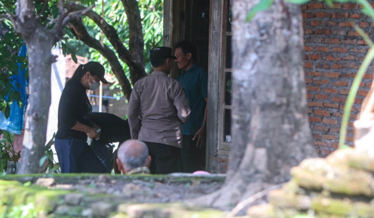 Ilustrasi: sejumlah petugas hendak melakukan penggeledahan di rumah terduga teroris 