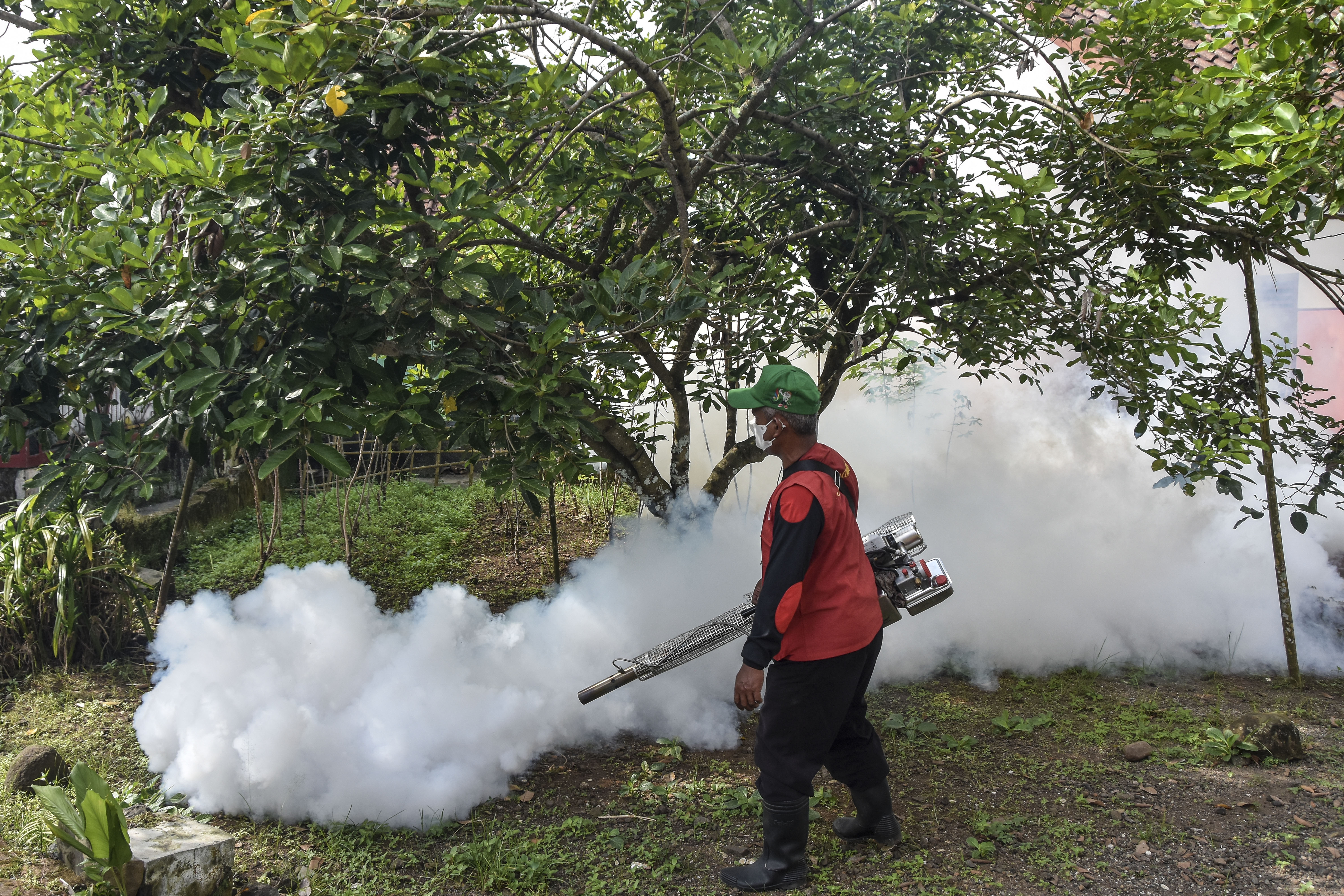 Petugas melakukan pengasapan untuk mencegah demam berdarah di Kabupaten Ciamis.