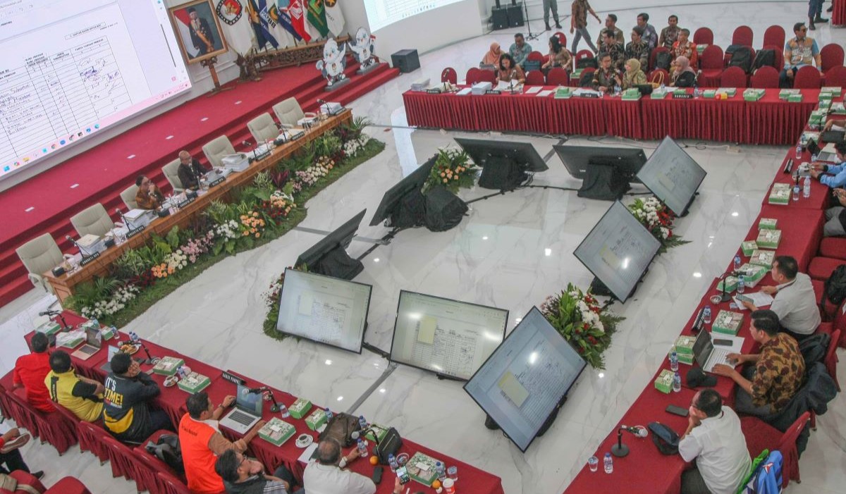 Suasana rapat rekapitulasi hasil penghitungan perolehan suara luar negeri